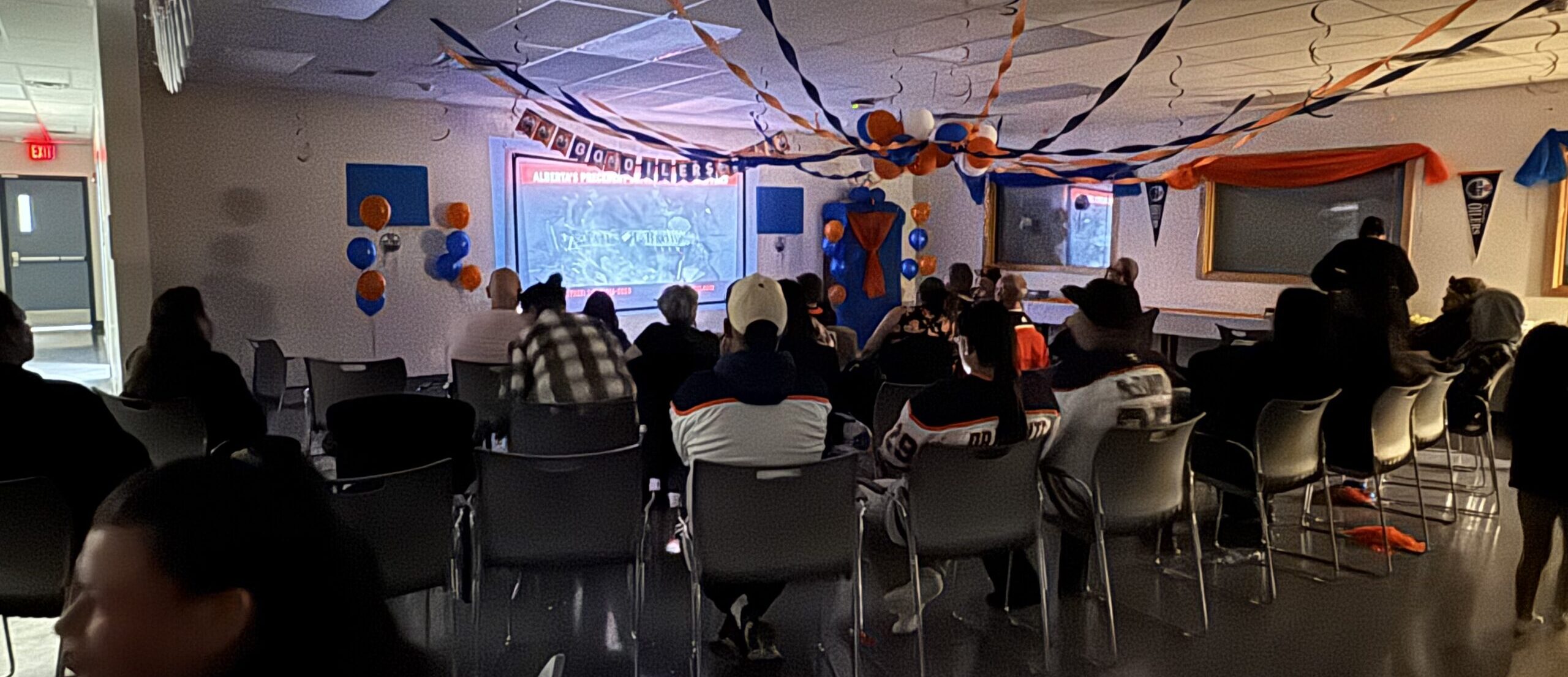 <p>Membres de la Nation métisse de Chard participant à un visionnement collectif des Oilers de la LNH au bureau municipal de Janvier, grâce au réseau TELUS PureFibre.</p>
