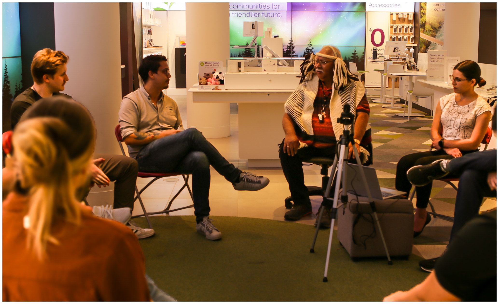 <p>Retail team members in Victoria, B.C. learned from Hereditary Chief Eric Pelkey of the Tswaout Nation about the W̱SÁNEĆ People, and their history and territory.</p>
