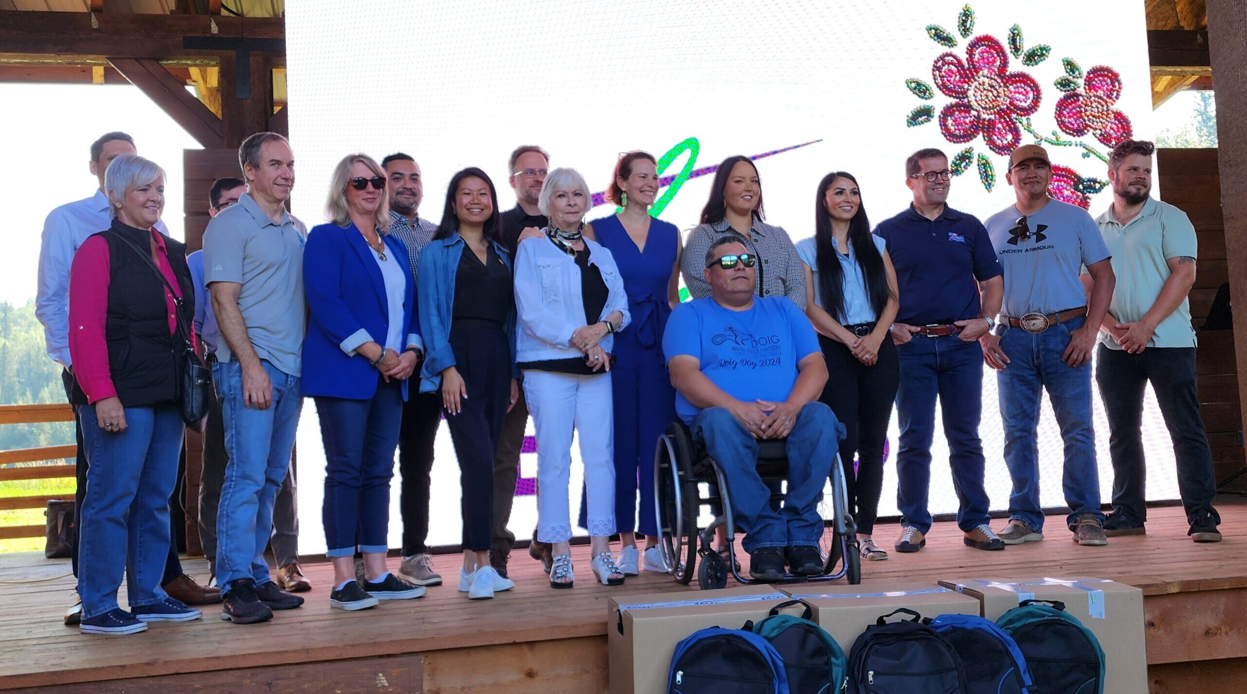 <p>Les membres de l&rsquo;équipe TELUS se sont joints à la Première Nation de Doig River lors d&rsquo;une cérémonie inaugurale consacrée à la connectivité en 2024.</p>
